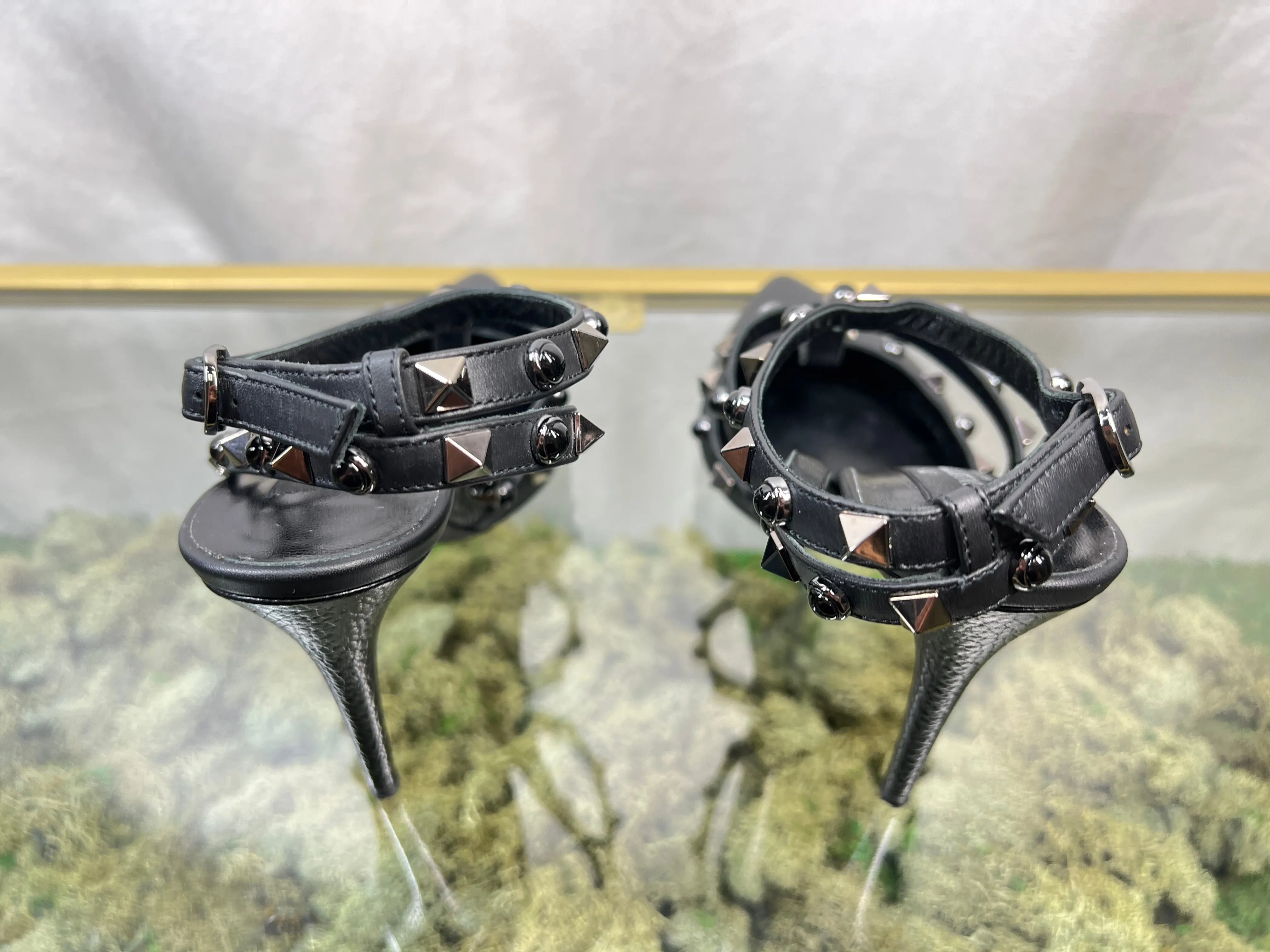 VALENTINO Rockstud Ankle Strap Black Grainy Leather Heels Sz 37